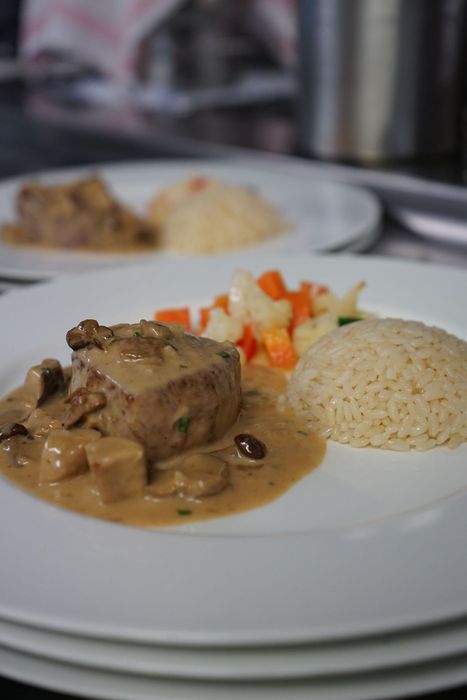 [Translate to italienisch:] Rindersteak "rossini" mit Reis Pilaw und Gemüse Ratatouille - Sonntagsmenü