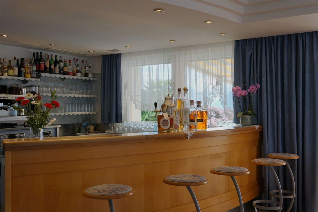 [Translate to italienisch:] Gemütliche Bar, mit Hockern zum flanieren