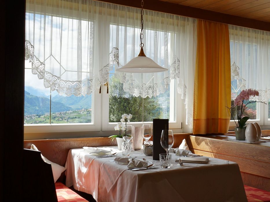 [Translate to italienisch:] Platz im Restaurant – mit traumhaftem Ausblick und einem Hauch von Exklusivität