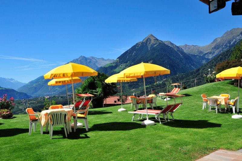 Godersi il prato prendisole e lasciarsi incantare dalla vista.